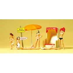 NUDISTES